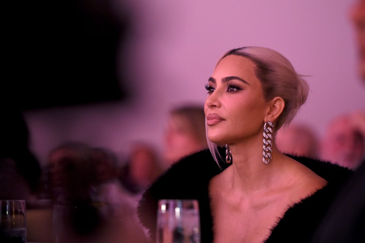 Kim Kardashian shares ‘tool’ to avoid picking skin when she has 'acne situation going on' the-express.com/lifestyle/beau…