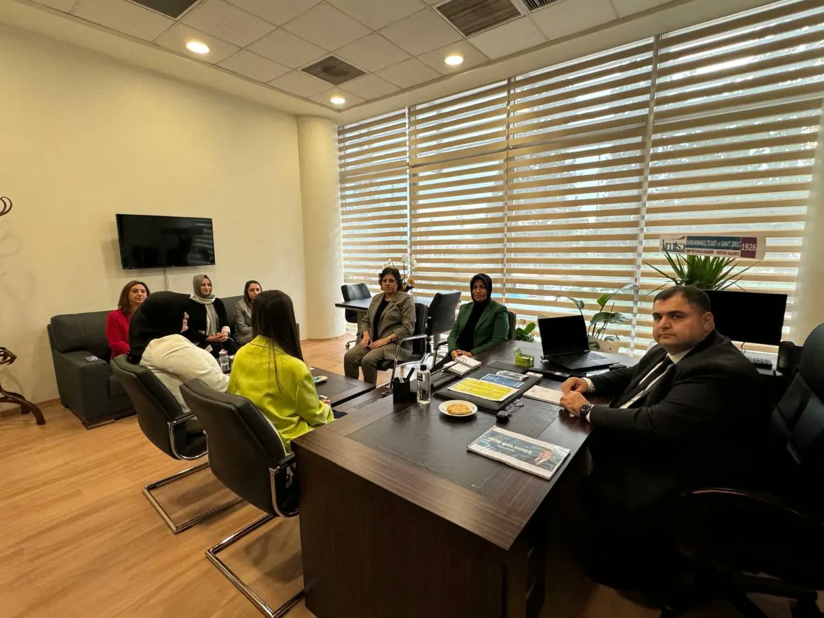 İl Kadın Kolları Başkanımız Asuman Yavuz ve Yürütme Kurulu Üyelerimiz Büyükşehir Belediyesi Başkan Vekili Mehmet Beşen'e Hayırlı olsun ziyaretinde bulundular. Nazik misafirperverlikleri için kendilerine teşekkür ederiz #AsumanYavuz #AKKadınKahramanmaraş