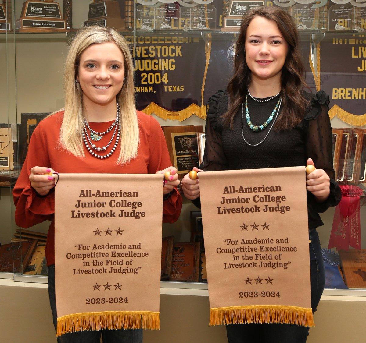 Congrats to Devyn Gaff and Kinsey Gardner for recently being named All-American two-year college livestock judges! Read more about why these best friends chose #Blinn to continue their livestock judging careers after 4-H and what's up next ➡️ bit.ly/3woUUqe