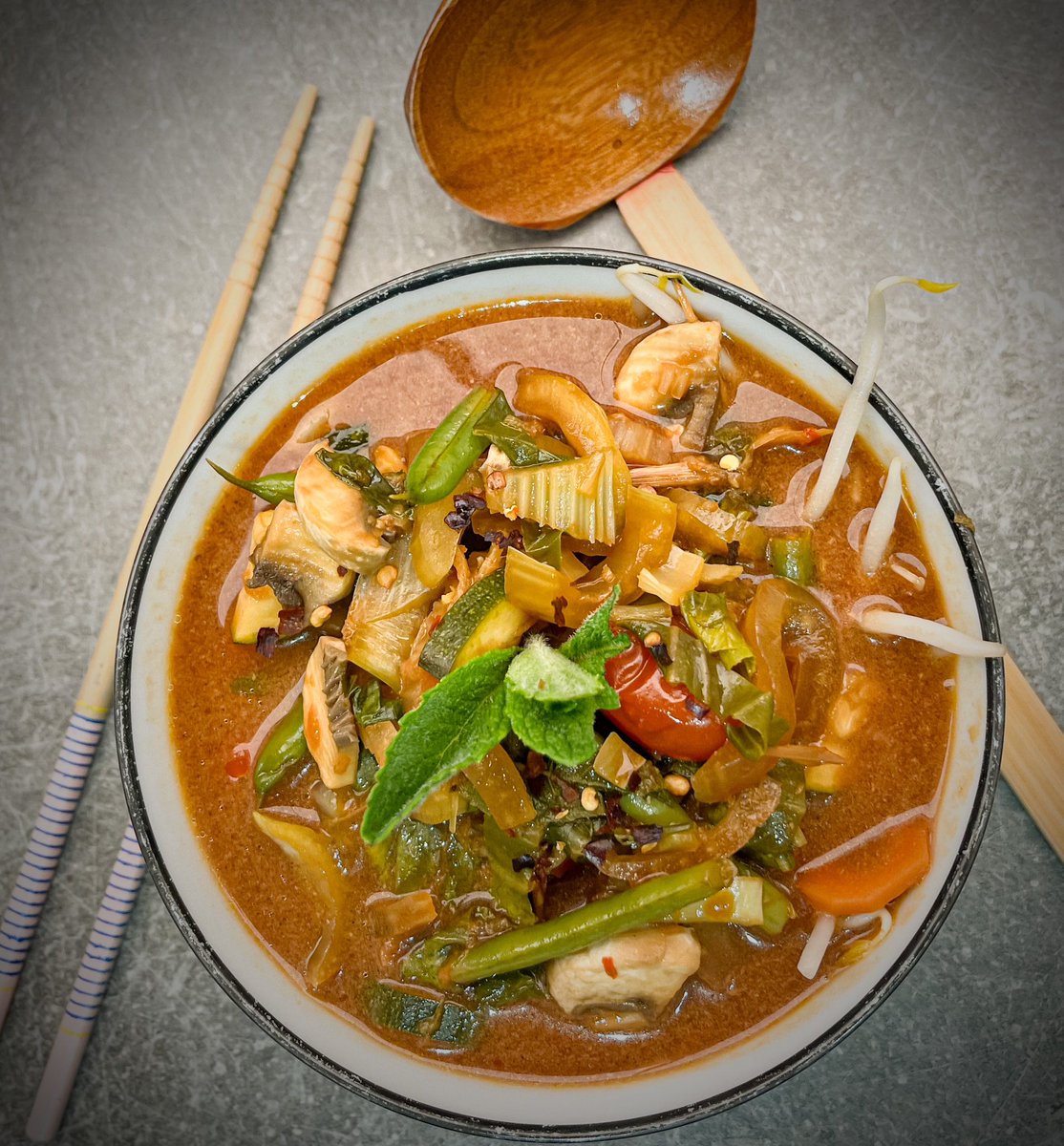 #thai soup full with #ginger #chilli #lime #kaffirlime #garlic with #veggies #bokchoy #beanssprouts #carrots #mushrooms #coconutmilk #mint #omnomnom #plantbased #plantbasedfood #plantbaseddiet #eating #eatingwell #eatingclean #vegan #nutrition #eatclean #food #soup #foodie #diy