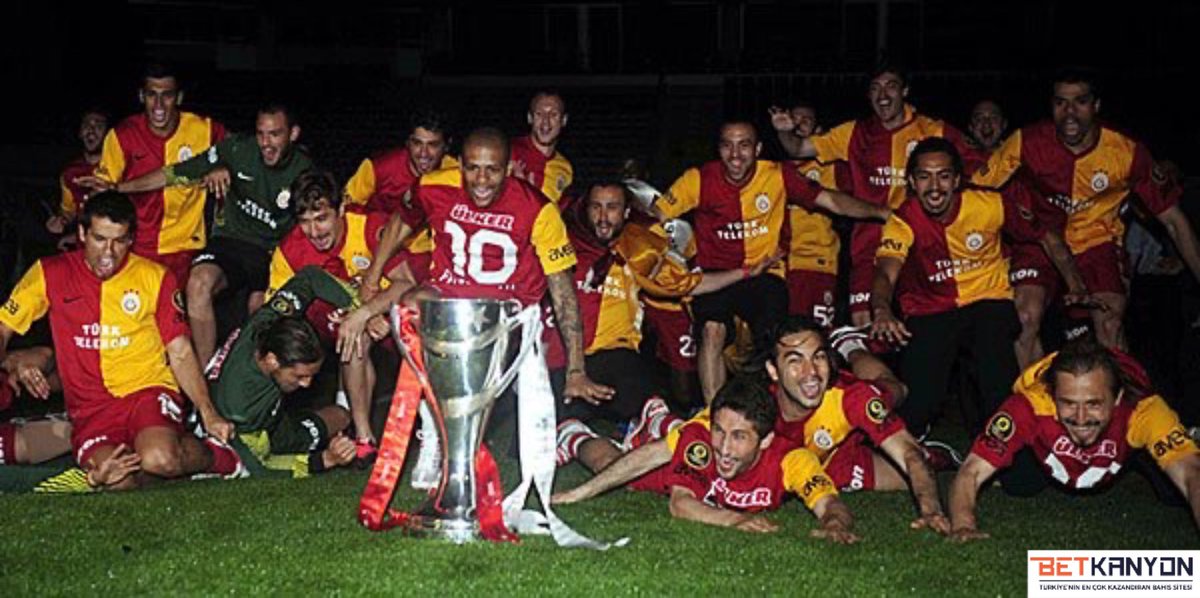 BİLGİ | Galatasaray, 12 Mayıs’ta oynayacağı Karagümrük maçını kazanırsa, 12 Mayıs 2012 yılında Kadıköy’de şampiyon olduğu tarihte bir şampiyonluk daha ilan edecek.