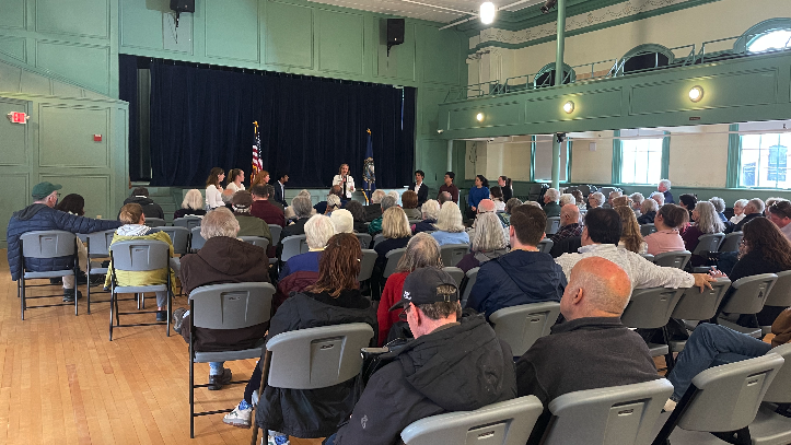 Thank you @NHHSDems, @NHYoungdems, @ExeterDemocrats, and @rcdcnh for hosting such an engaging forum yesterday. I had a great time meeting with all of you, answering your questions, and discussing how we'll create new opportunities for Granite Staters to succeed. #NHPolitics