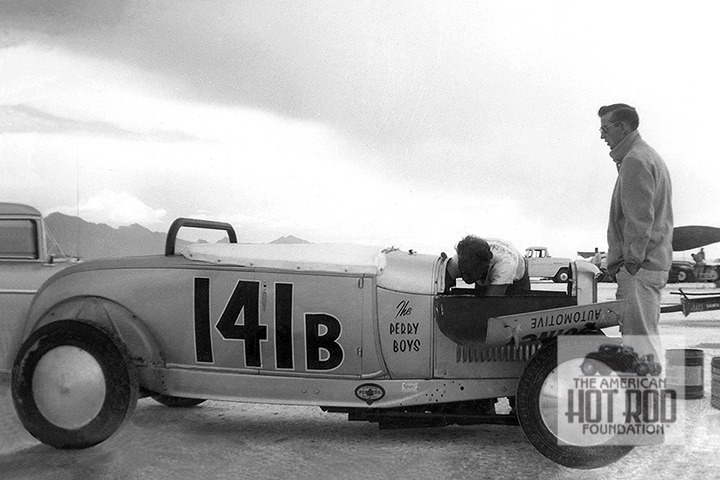 PHOTO OF THE DAY 𝙼𝚘𝚗𝚍𝚊𝚢, 𝙼𝚊𝚢 𝟼, 𝟸𝟶𝟸𝟺 Otto Ryssman is snooping for speed secrets as one of the Perry Boys attends to a little maintenance on their car at Bonneville in 1957. (RYS_077) Read more: ahrf.com/historical-lib…