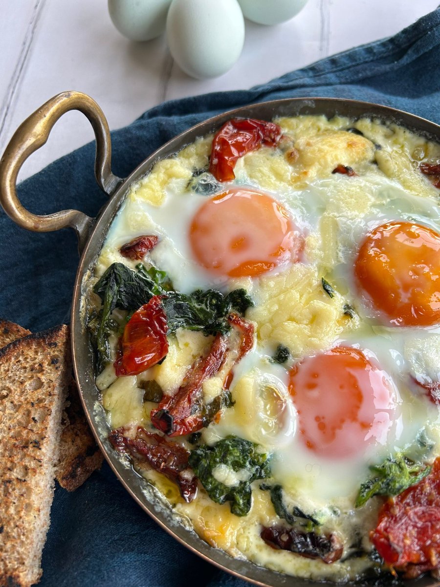 🍴KING CHARLES’ CHEESY BAKED EGGS 🍴

We’re celebrating one year since King Charles’ Coronation with his favourite breakfast, cheesey baked eggs.

Recipe by @ChefRachelGreen