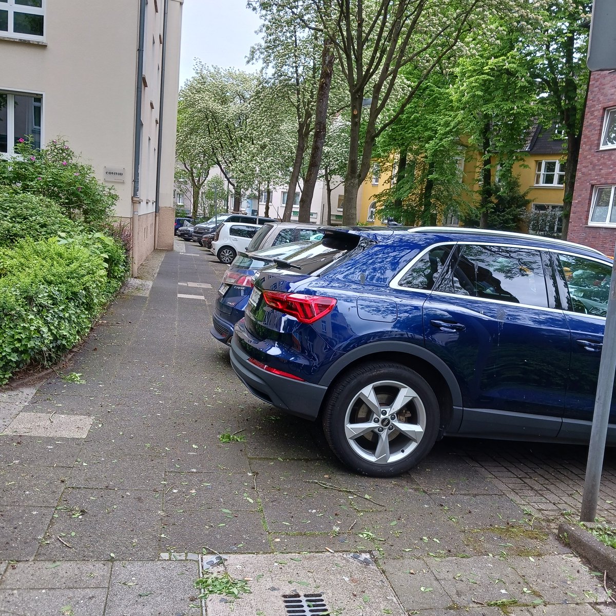 AndreEssen45's tweet photo. Julienstraße
Jeden Tag dasselbe Bild: #Querparker ignorieren selbst Gehwegmarkierungen.
BV lehnte Poller ab. Kontrollen gibt es keine.
😡 Wen interessieren Rollstuhlfahrer, Kinderwagen-, Rollatornutzer, Kinder ...? #Fußgängerfeindlichkeit in @essen_ruhr @TKufen @C_Kromberg https://t.co/69bBNndfii