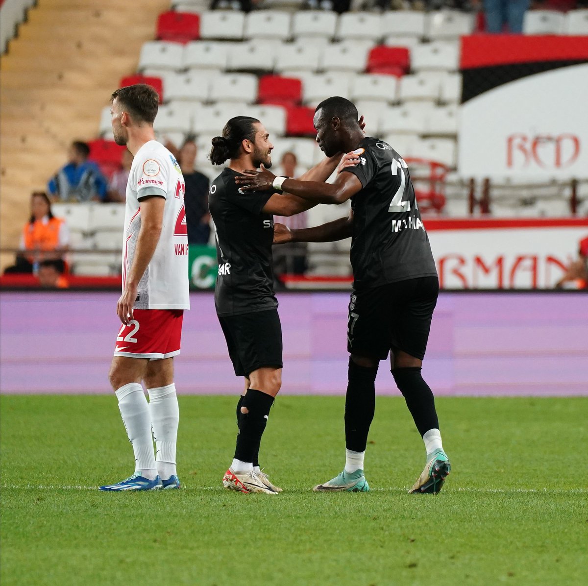 💥 Pendikspor, Antalyaspor'u deplasmanda 2-1 mağlup ederek ligde kalma yarışında umutlandı! ⚽ 13' Adam Buksa (Pen.) ⚽ 15' Mame Thiam ⚽ 45+7' Halil Akbunar 🟥 74' Sander Van de Streek