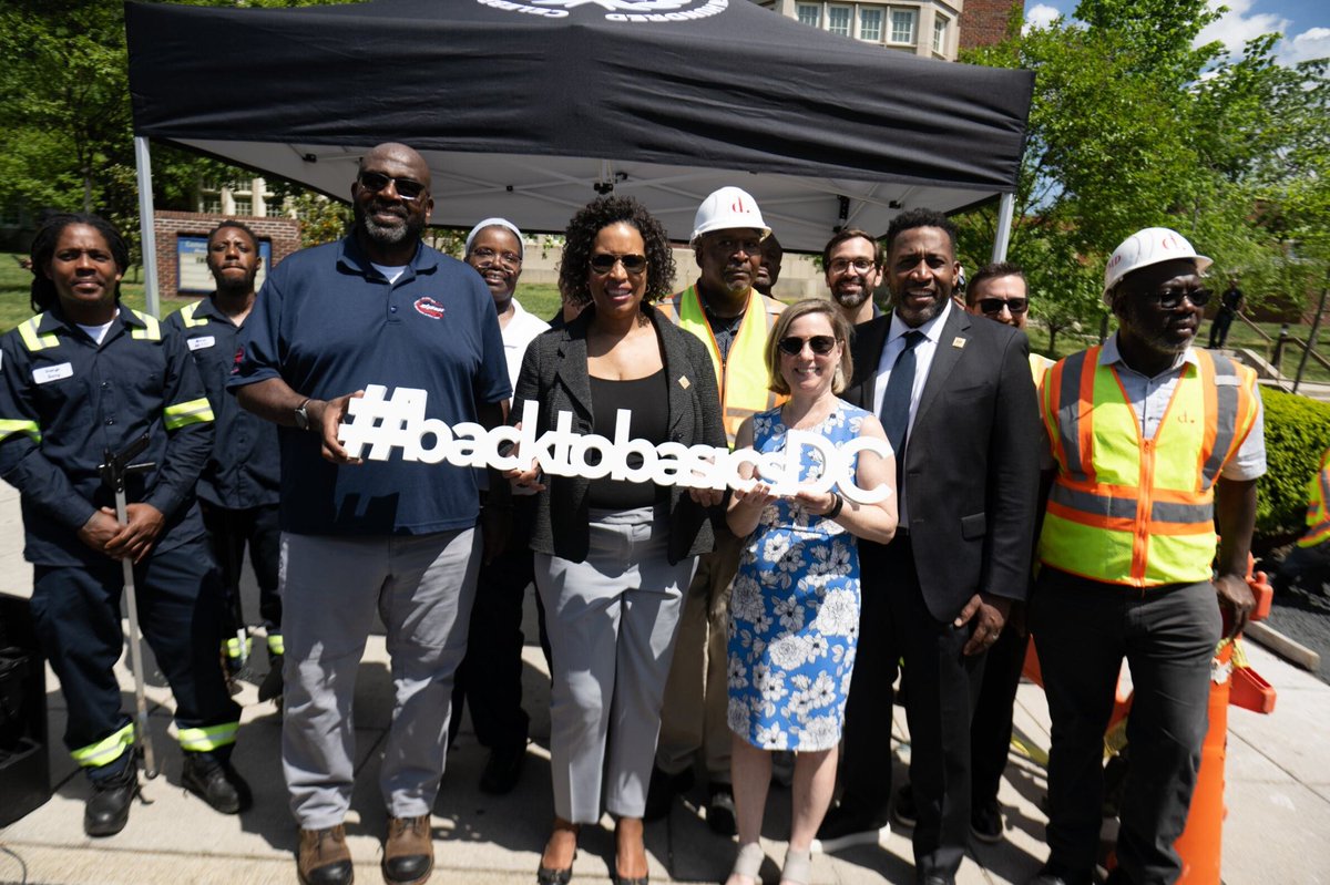 Thank you to our teams at @DCDPW, @DDOTDC, and @CleanCityDC who make sure our city is clean and beautiful this season and all year long.☀️ #BackToBasics