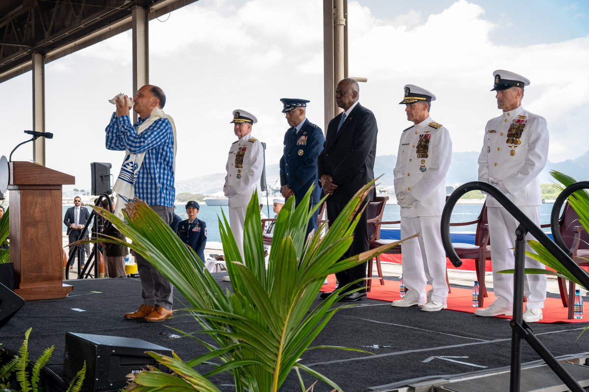 #ICYMI Adm. Samuel J. Paparo assumed command of @INDOPACOM from Adm. John C.Aquilino on May 3, 2024, onboard JBPHH. SECDEF Lloyd J. Austin III presided over the event with CJCS, Gen. Charles Q. Brown, Jr., heads of state & other dignitaries in attendance. dvidshub.net/r/5jfrqc