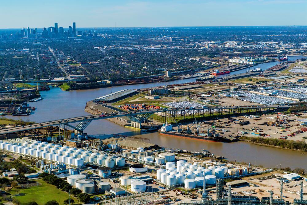Port_Houston's tweet image. The latest report from the U.S. Army Corps of Engineers highlights the Houston Ship Channel&apos;s vital role as the number one port for foreign waterborne tonnage.

Read more at: bit.ly/4abKbgT

#HoustonShipChannel #EconomicEngine