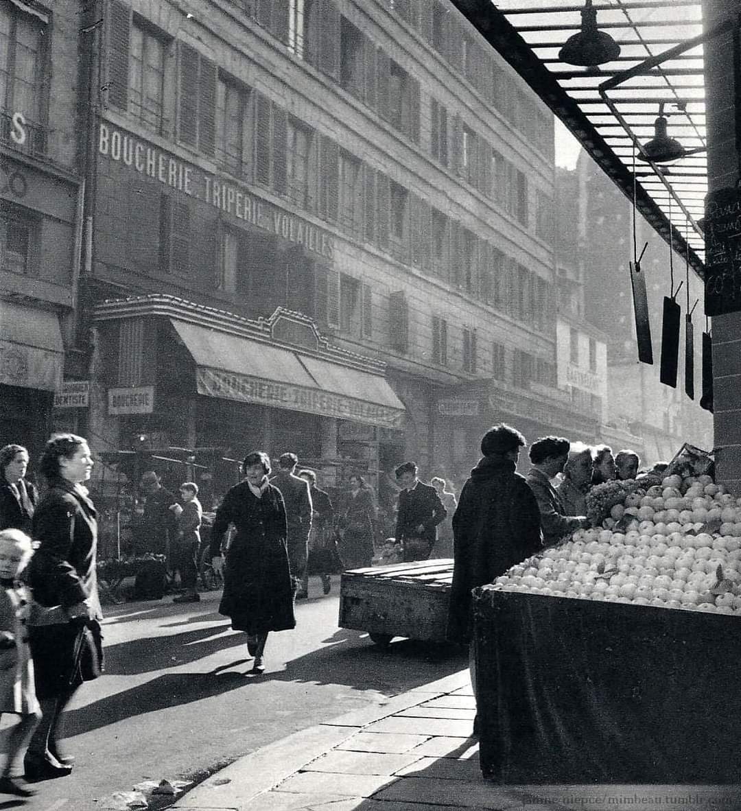 'La luz no brilla cuando todo está iluminado, sobresale en la oscuridad'. Erich Maria Remarque 📷Janine Niépce. Rue de Buci, Saint-Germain-des-Prés, 1957, Paris.