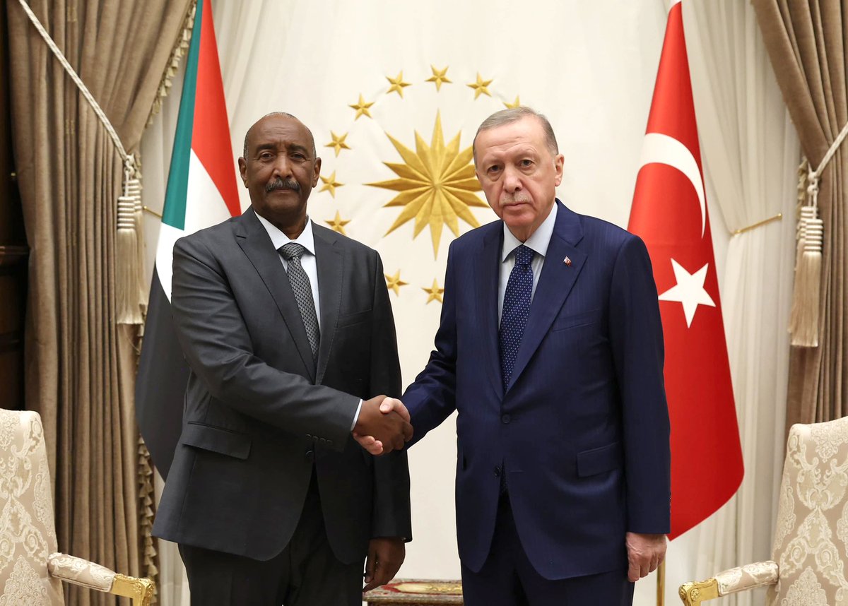 Cumhurbaşkanı Erdoğan, Sudan Egemenlik Konseyi Başkanı el-Burhan ile bir araya geldi.

Görüşmede Erdoğan, El Burhan’a oğlunun Ankara’da geçirdiği trafik kazasında yaşamını yitirmesi nedeniyle taziye dileklerini iletti.

trthaber.com/haber/gundem/c…