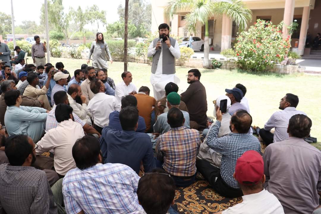 جماعت اسلامی کے رکن سندھ اسمبلی محمد فاروق فرحان جامعہ کراچی کے مختلف شعبہ جات کے ملازمین کی جانب سے جامعہ کی انتظامیہ کے خلاف احتجاج میں شرکت اور خطاب کررہےہیں۔