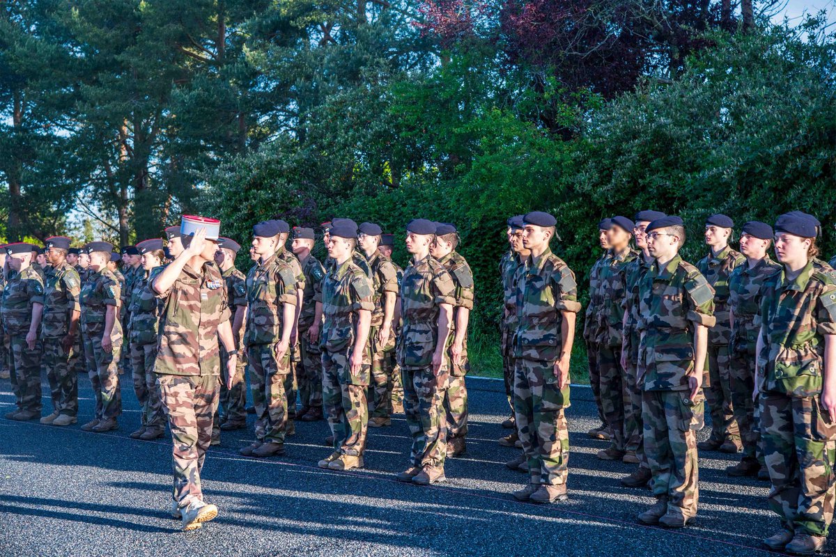 Bienvenue à nos nouveaux réservistes ! 👏 27 jeunes âgés de 17,5 à 32 ans, qu’ils soient étudiants, agent de sécurité, secrétaire, infirmier à domicile : tous ont choisi de s’engager et de servir leur pays sur leur temps libre au @12eCUIRS 🇫🇷 #FiersDeNosRéservistes #NosJeunesOps