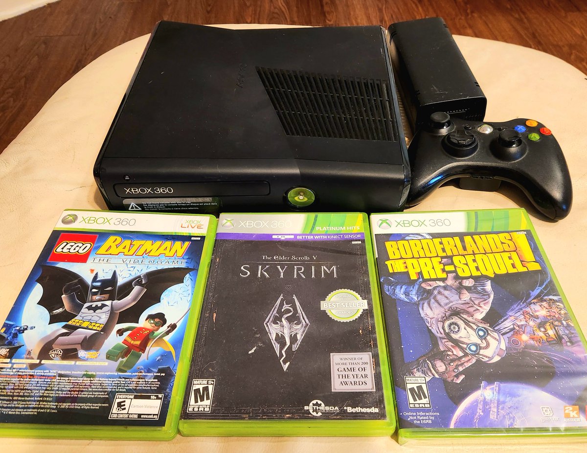 TheRetroRoomRoo's tweet image. 🎮 XBOX GIVEAWAY🎮

As a way to say thank you to all my awesome followers, I am giving away an XBOX 360!🔥

To enter: RETWEET✔️ &amp;amp;  FOLLOW✔️

Ends: 5/15

One winner will receive:
🔸️Xbox 360 console
🔸️3 games 
🔸️1 controller 

Good luck! ❤️