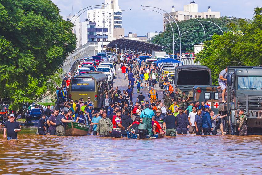 🇧🇷 💧 Desde la semana pasada, Rio Grande do Sul, en el sur de Brasil, se enfrenta a la peor catástrofe ambiental de su historia. Al menos 78 personas han muerto, 115.000 se han quedado sin hogar y casi 845.000 se han visto afectadas por las inundaciones y lluvias.