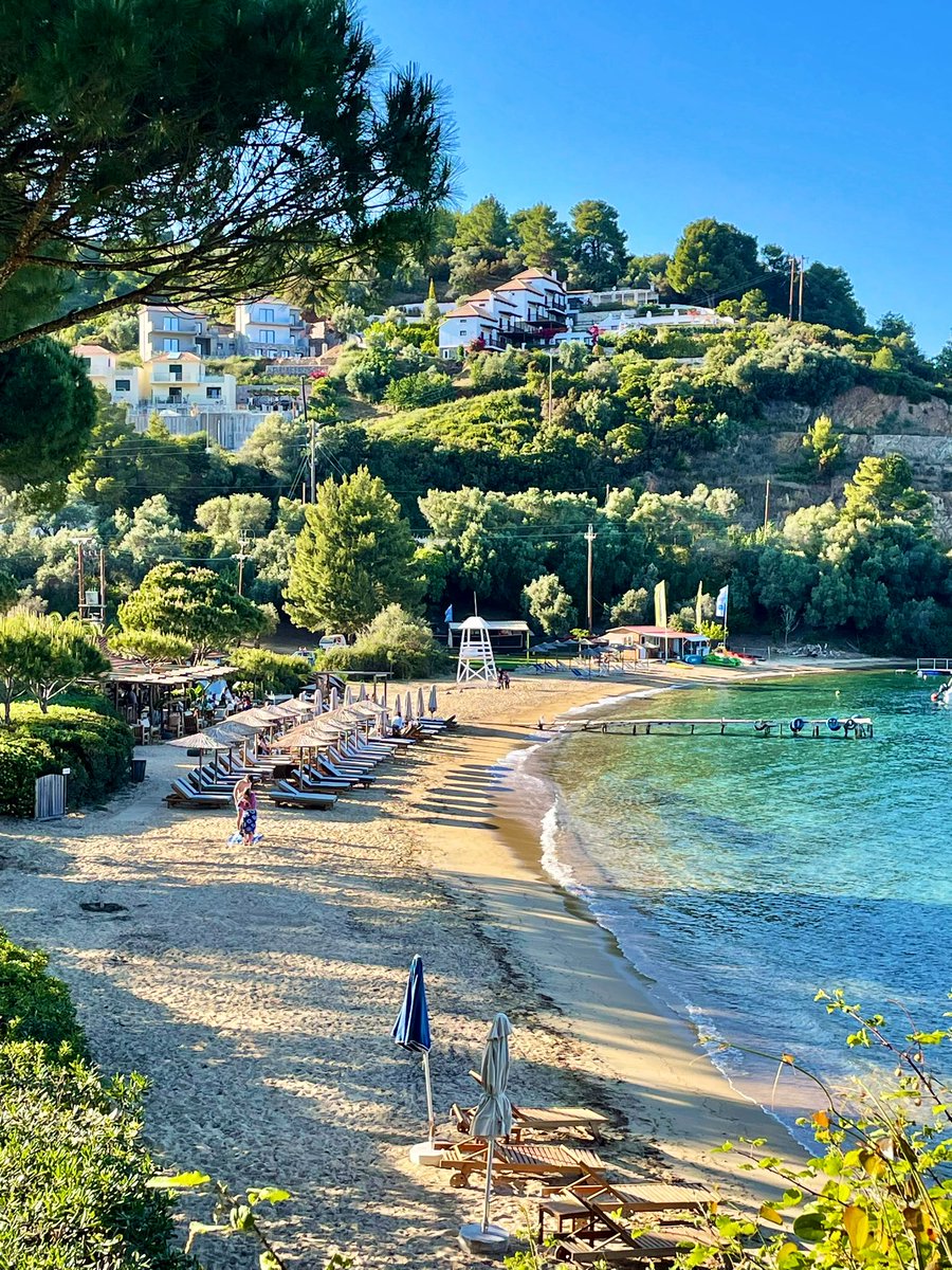 ‘Beach taverna crawl’ by bus 🚌 🍺🍷 From the port in the North of the island to Koukounaries in the South there are 26 bus stops, most have a beach nearby! 2x 500ml bottles of Mythos and a HUGE glass of red on the beach in Troulos = a crazy cheap Euro11 😱 #greece #BankHoliday