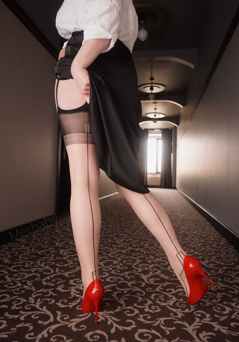 Follow the woman in seamed stockings⚜️