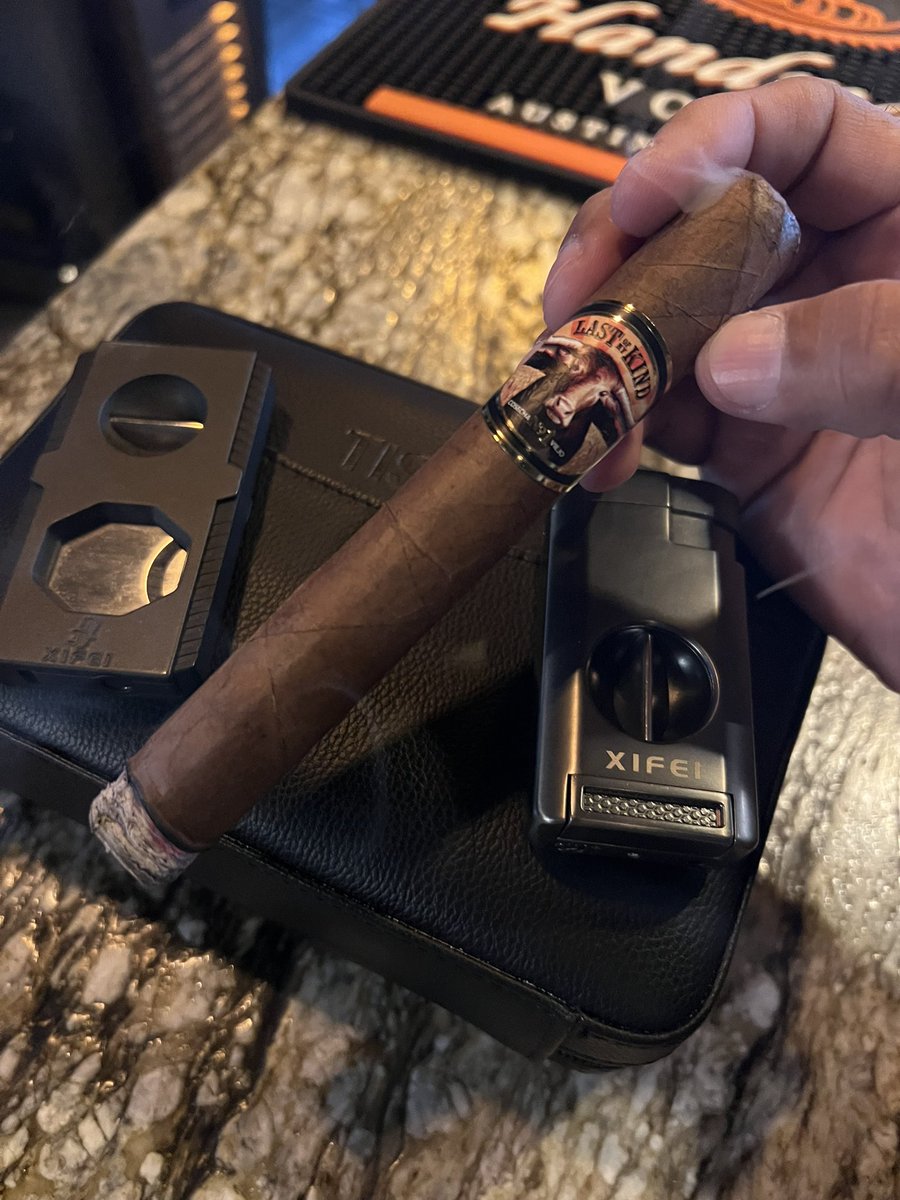 Last of the night is the Last Of My Kind a blend from Raymond Pages @xifeicigartools #RaymondPagesFactory #LastOfMyKindCigar #XifeiCigarTools #CigarLifestyle #CigarCulture #CigarSociety #CigarOfTheDay #SmokeClassy #BOTL #SOTL #CigarEnvy #PSSITA #CigarsWithClass #CigarNation