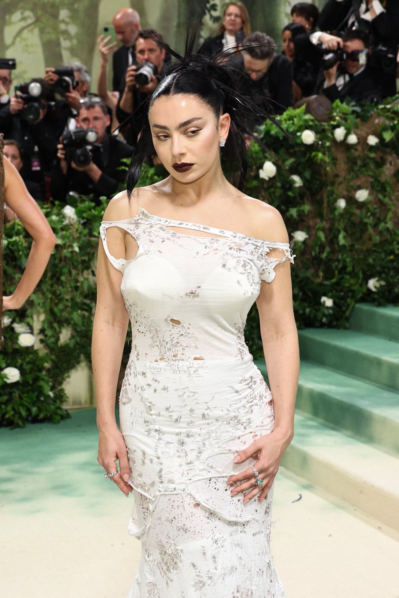 Nunca había visto un vestido hecho de playeras vintage tan cool y elegante 😍 Super con el tema del tiempo y además del upcycling y sostenibilidad en la moda @charli_xcx #MetGala