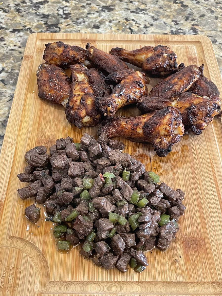 Air fried chicken wings with tandoori seasoning and sautéed skirt steak and bell pepper with taco seasoning 😋 What’s your dinner?
