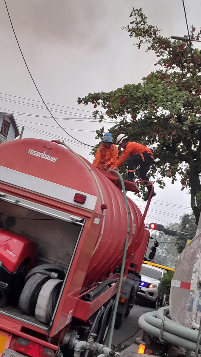 El trabajo en equipo es vital para evitar que el incendio se traslade a otras áreas.