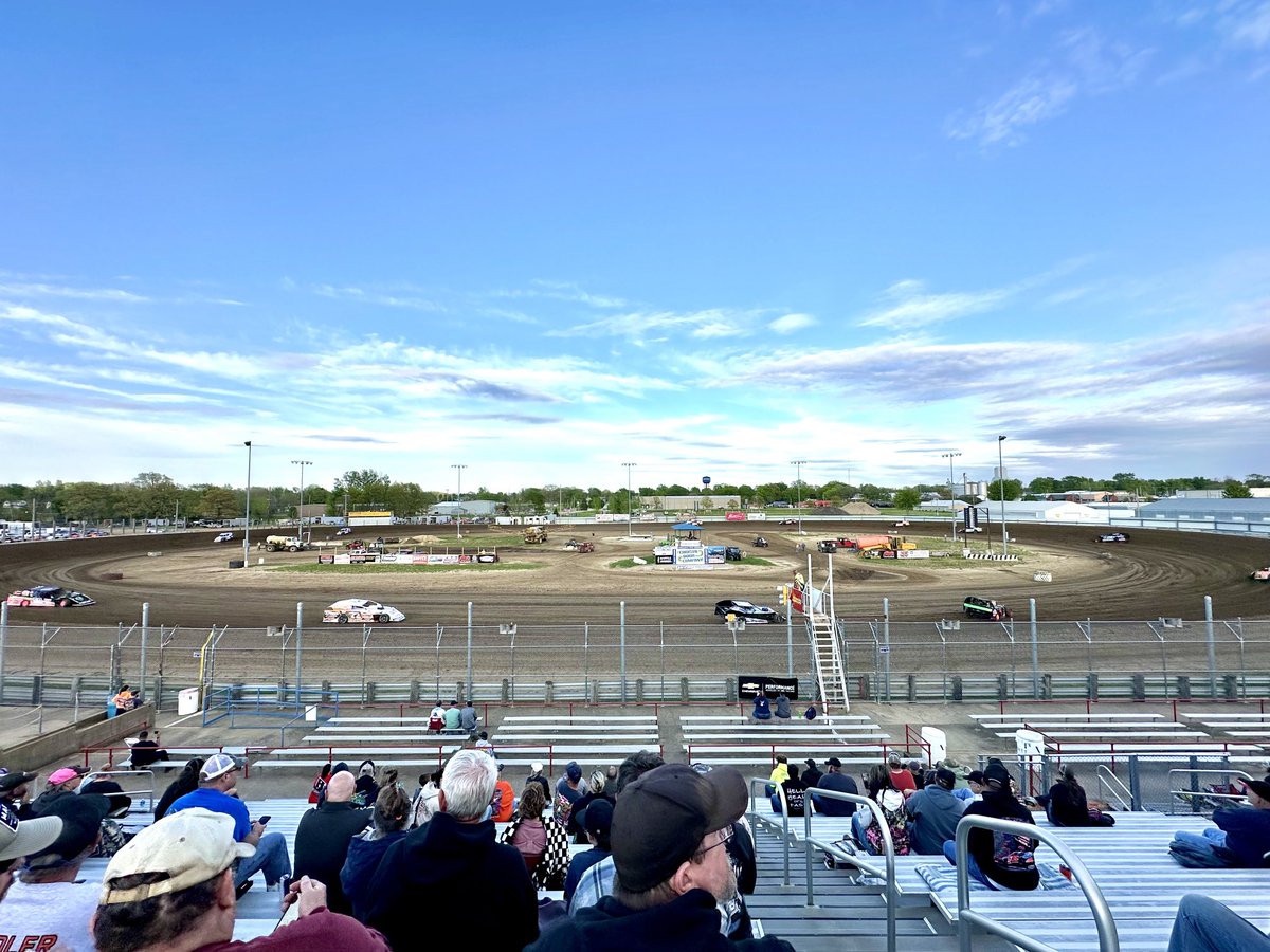 An absolutely incredible field of 44 Mods are signed in here at Indee for the ⁦@IMCA_racing⁩ Modified Summer Challenge Series opener. 119 total cars in 5 classes on a Monday night at one of my favorite Iowa tracks. 🔥