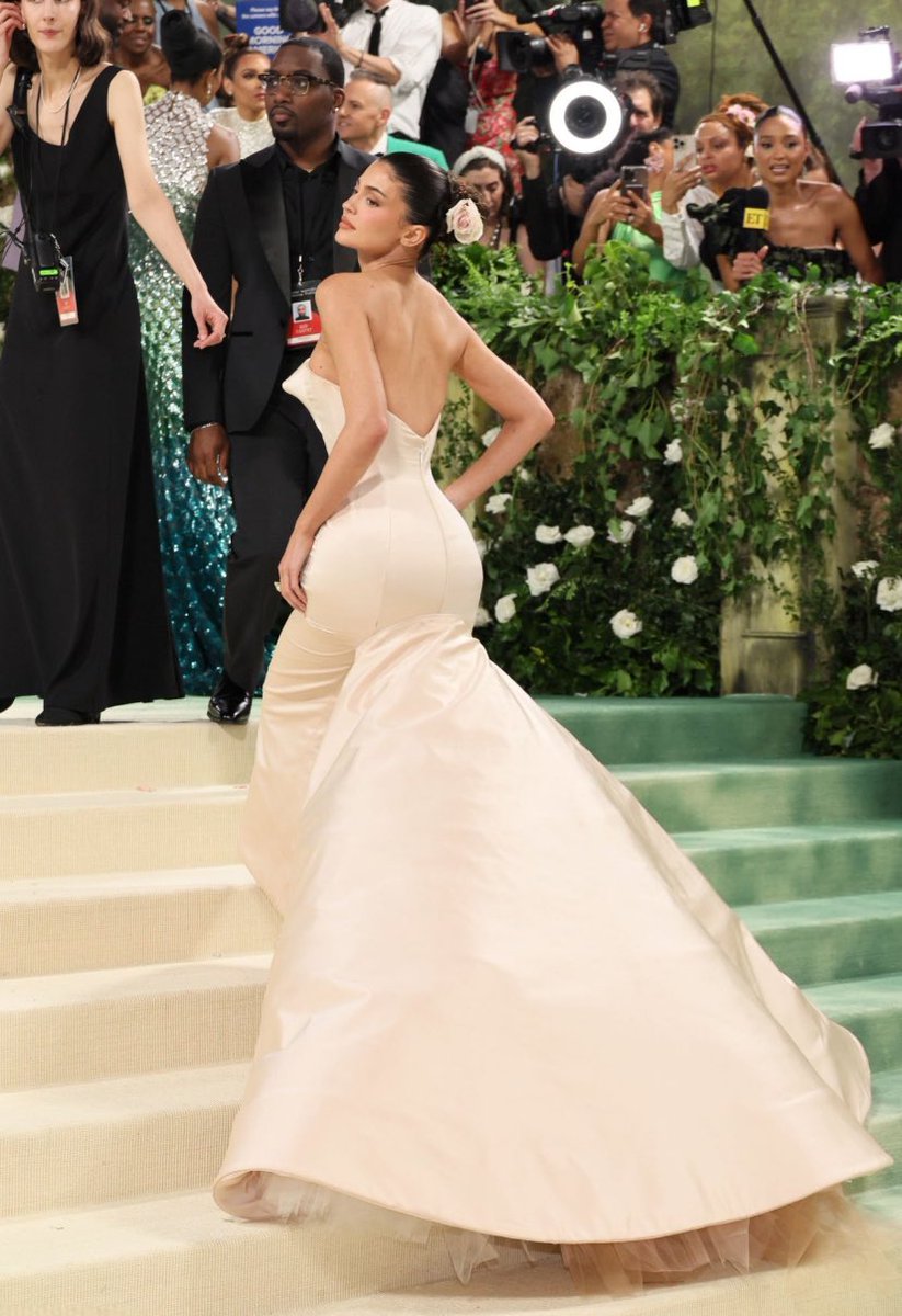 Kylie Jenner muy guapa por delante pero por detrás parece que tiene un embudo en el culo tía que es esto #MetGala #MetGala2024