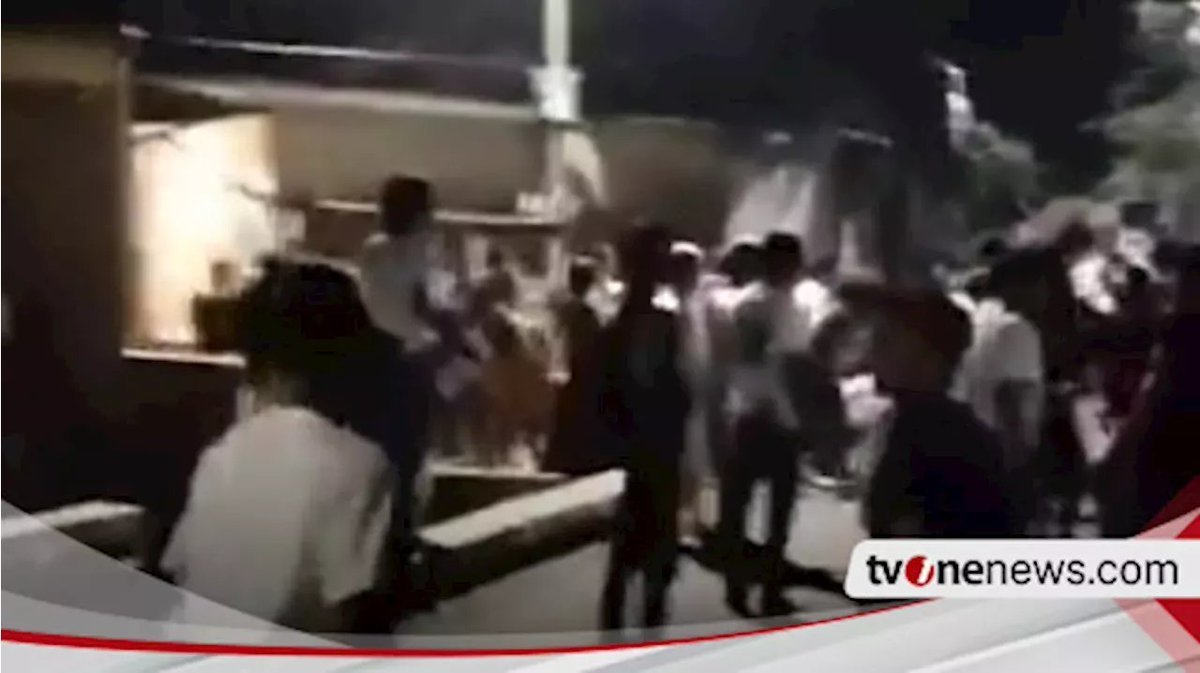 Catholic students held a rosary prayer inside their boarding house were attacked in Cisauk, South Tangerang, outside Jakarta. Some students were hacked. The head of the neighborhood led the attack to to disperse the students headtopics.com/id/seusai-vira…