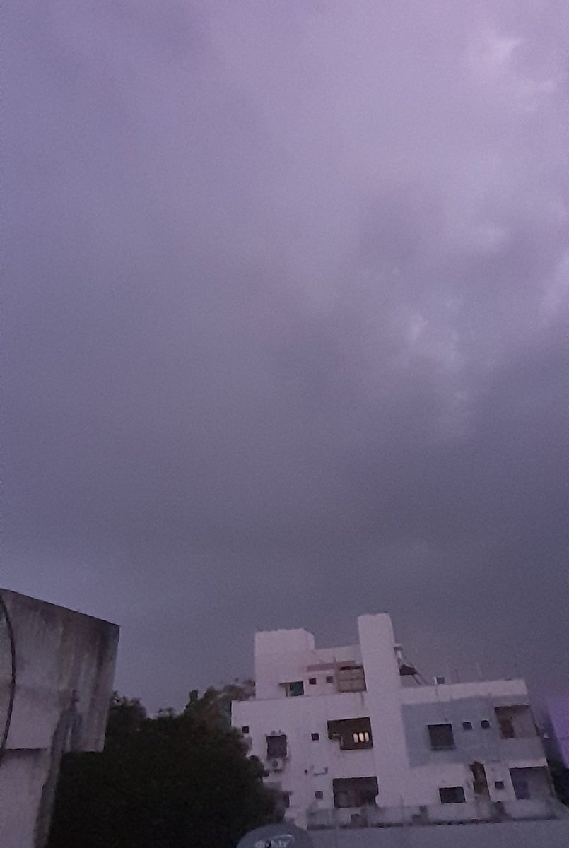 MORNING RAINS IN HYDERABAD 🌧️

Things turning more favourable for scattered storms in Hyderabad. Already one spell happened in South Hyd earlier, now a spell started in Kapra, Alwal, Nagaram, Cherlapalli, Ghatkesar to cover SEC-BAD, Boduppal, Malkajgiri later cover core city ⚠️