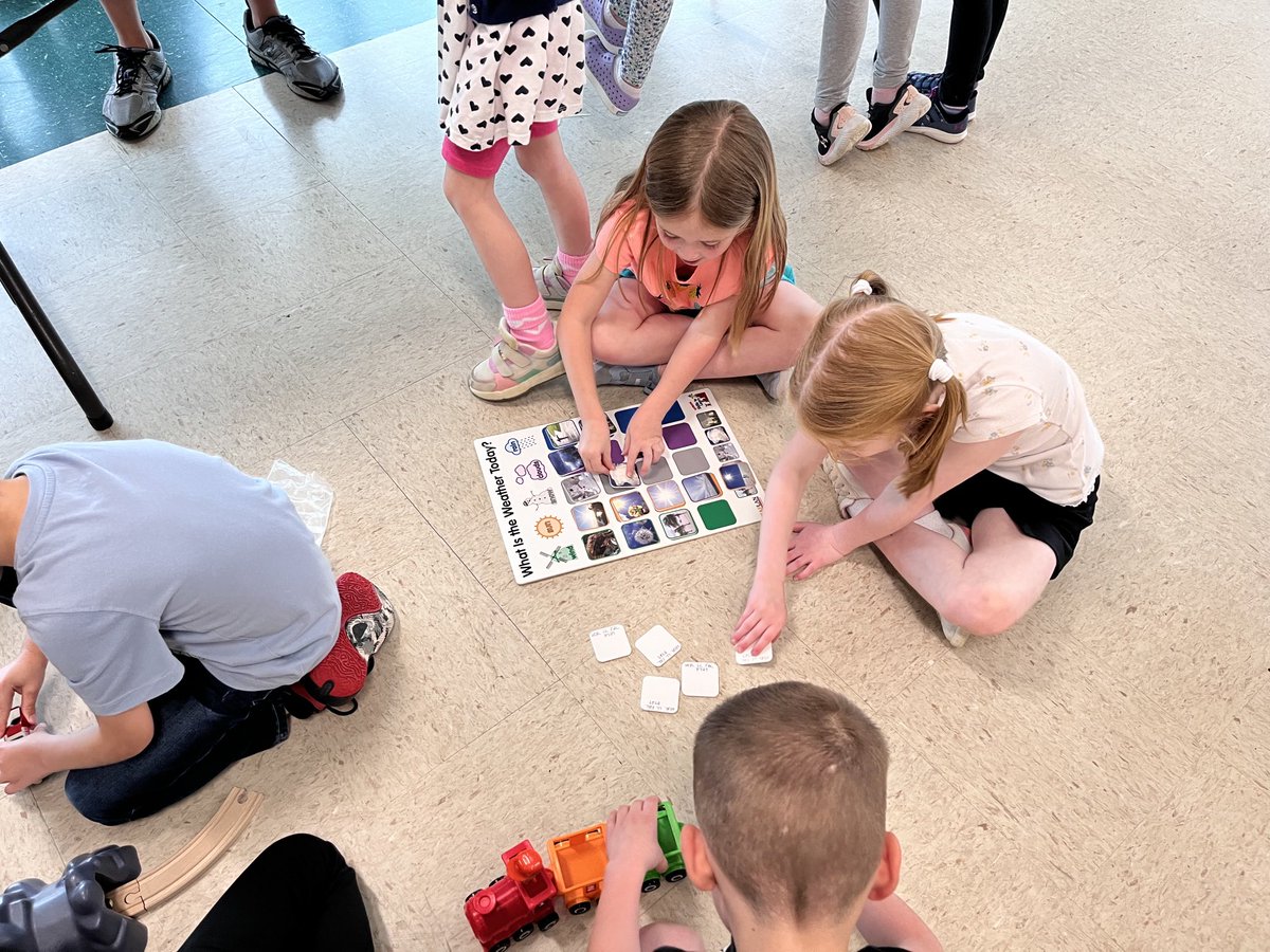 LakesLibrary's tweet image. Today our kinders had the opportunity to interact with all things Public Library! It was part of our annual public library card drive. So great to partner with our branch of the public library!And yes, there were books too! #ourhcpslibrary ⁦@marbarwick⁩