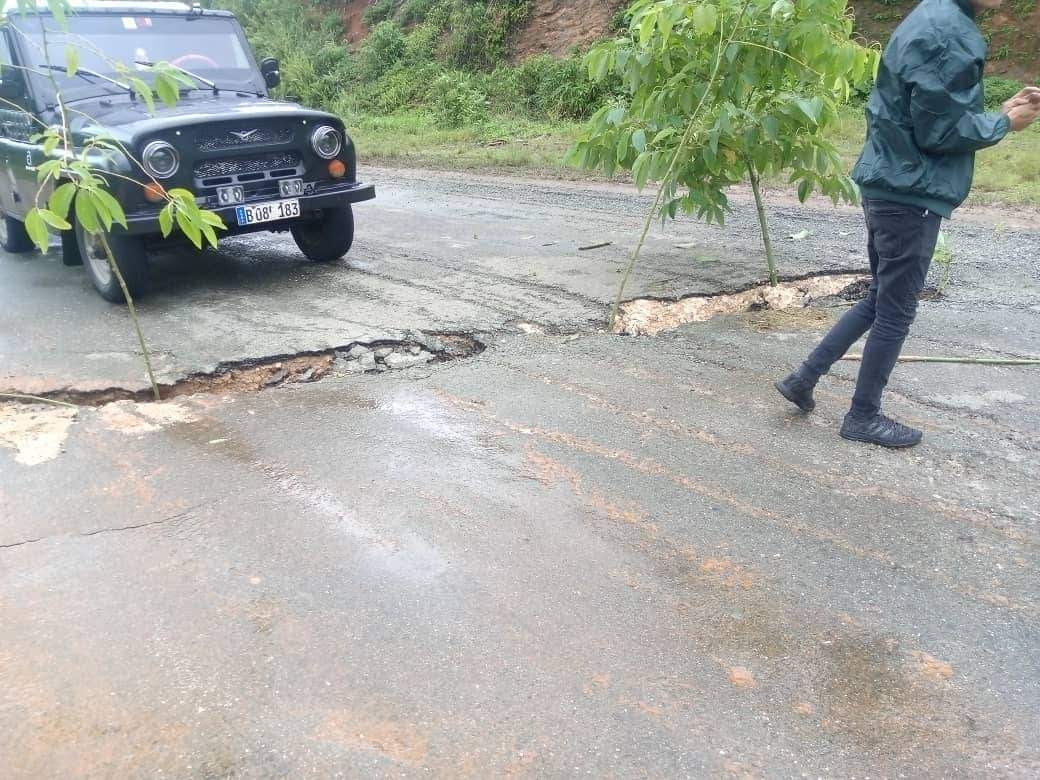 Las lluvias en #Maisí,  dañan  el tramo del  vial, en la loma de maya, carretera que da vía de acceso al municipio de Baracoa. #EducaciónMaisí.
