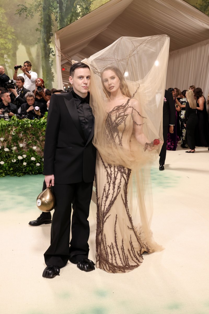 No carpet, ela também posou com o estilista Seán McGirr, responsável pelo look. Nada de #BlueJeans, se não for pra impactar, ela nem sai de casa! Impecável! Adeus à #SummertimeSadness, a gente só sabe sorrir com Laninha! (📸: Getty)