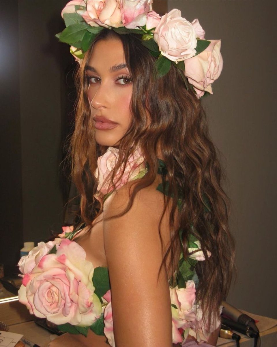 bollythingz's tweet photo. hailey bieber the woman you are #metgala https://t.co/9FehzEzlMF