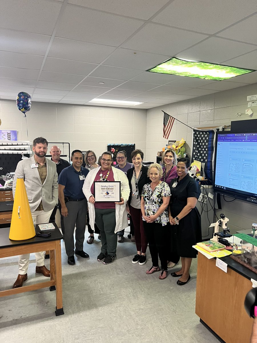 erinhilbig1's tweet photo. Congratulations, Mrs. Bunevich! She was recognized as the High School Secondary Teacher of the year in science!  @CyFairISD  @jmtz10403 @LangGalloway10  #4decadesofhopeactualized https://t.co/g1kDnxqoVd
