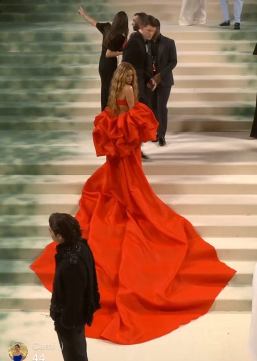 Shakira es la invitada por CAROLINA HERRERA. Una flor.🌺