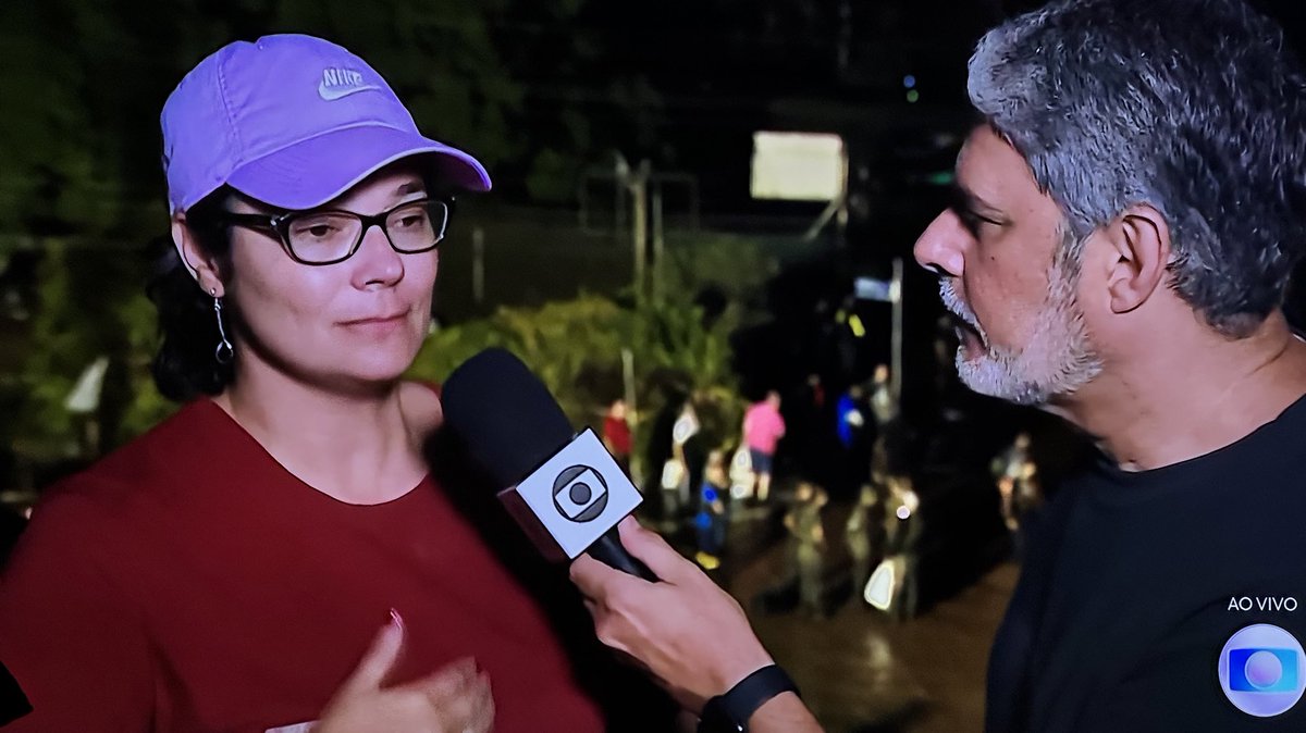 A personagem símbolo dos voluntários lutando e salvando vidas no Rio Grande do Sul, entrevistada agora pelo Bonner, é a Camila, professora universitária! Uma profissão tão nobre e que foi tão covardemente atacada nos anos do bolsonarismo. Que os céus abençoem os professores!!!