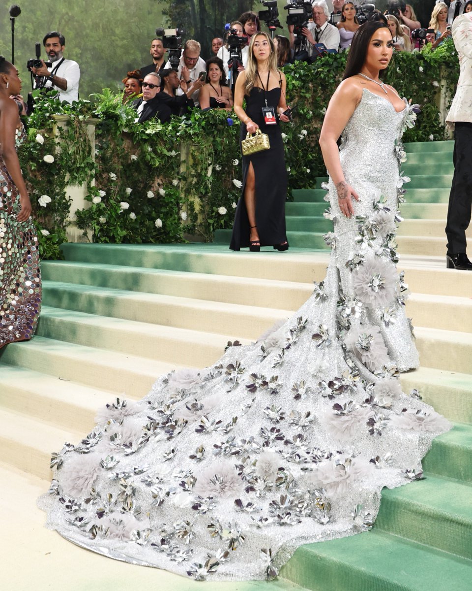 HugoGloss's tweet photo. Lovatics, isso não é um treinamento! Demi Lovato está oficialmente de volta ao #MetGala! 😍 A nossa musa inspiradora levou o dress code “Jardim do Tempo” à risca e pisou no tapete vermelho com um vestido surreal de Prabal Gurung, que inclui diversas flores prateadas. O #HeartAttack não é meme! Ela sabe, os fãs sabem, nós sabemos que ela venceu! (📸: Getty)

🆘 Ajude o Rio Grande do Sul: Doe através da chave PIX (CNPJ: 92.958.800/0001-38)