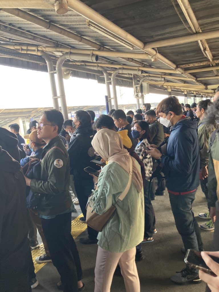 lutfikunn's tweet photo. Kereta ketahan dimana nihh🤦🏻‍♀️ @CommuterLine https://t.co/Dp32M6Y2Zg