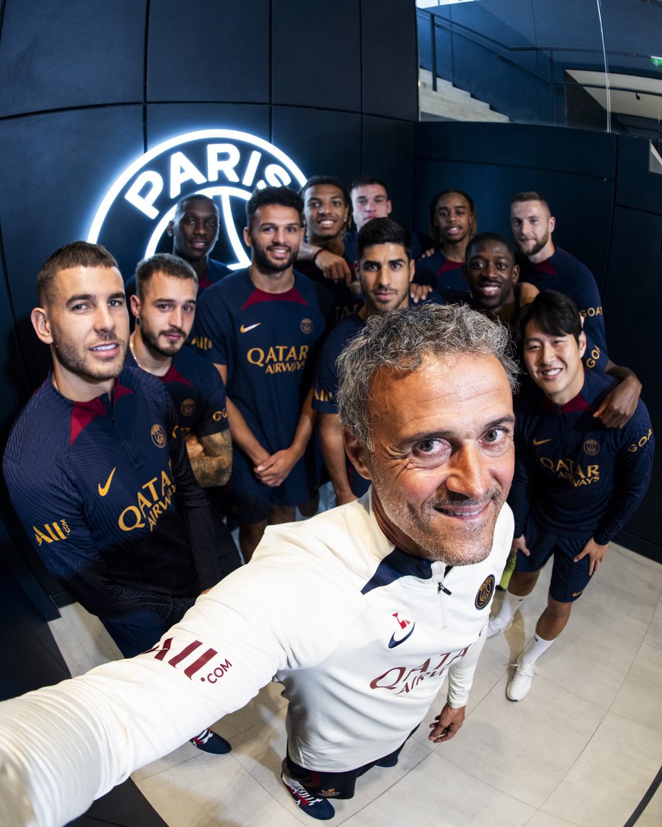 AtaqueFutbolero's tweet photo. 🧠 Ojo a esta reflexión de Luis Enrique, previo a la vuelta de semis de Champions vs Borussia Dortmund:

"¿Qué pasa si PSG no pasa a la final? Esa es una pregunta muy española, muy de nuestro estilo.

Vamos a lo negativo, que puede ser lo peor: que no pasemos. Pues continúa la vida, saldrá el sol. Cuando sale el sol en París es maravilloso.

Nosotros como deportistas y como la vida, si no pasamos al rival, aplaudiremos al rival aunque no lo merezca, le felicitaremos. Nos levantaremos al otro día jodidos, pero con orgullo pensando en que me levanto otra vez y lo vuelvo a intentar y el año que viene volveré a intentar estar en la final, ese es el objetivo".