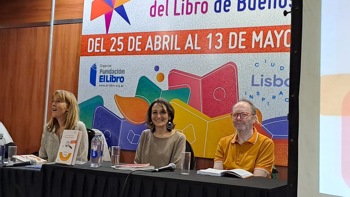 Hoy con @melifurman y Marie Podestá en la hermosa presentación de la nueva edición de su Aventura de Enseñar Ciencias Naturales, en la @ferialibro .@UdeSA