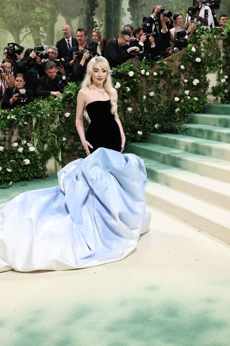 PRINCESA! Sabrina Carpenter para o #MetGala.