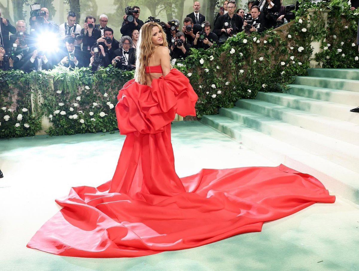 La loba esta presente!!! 
 <a href="/shakira/">Shakira</a> #MetGala 🌹