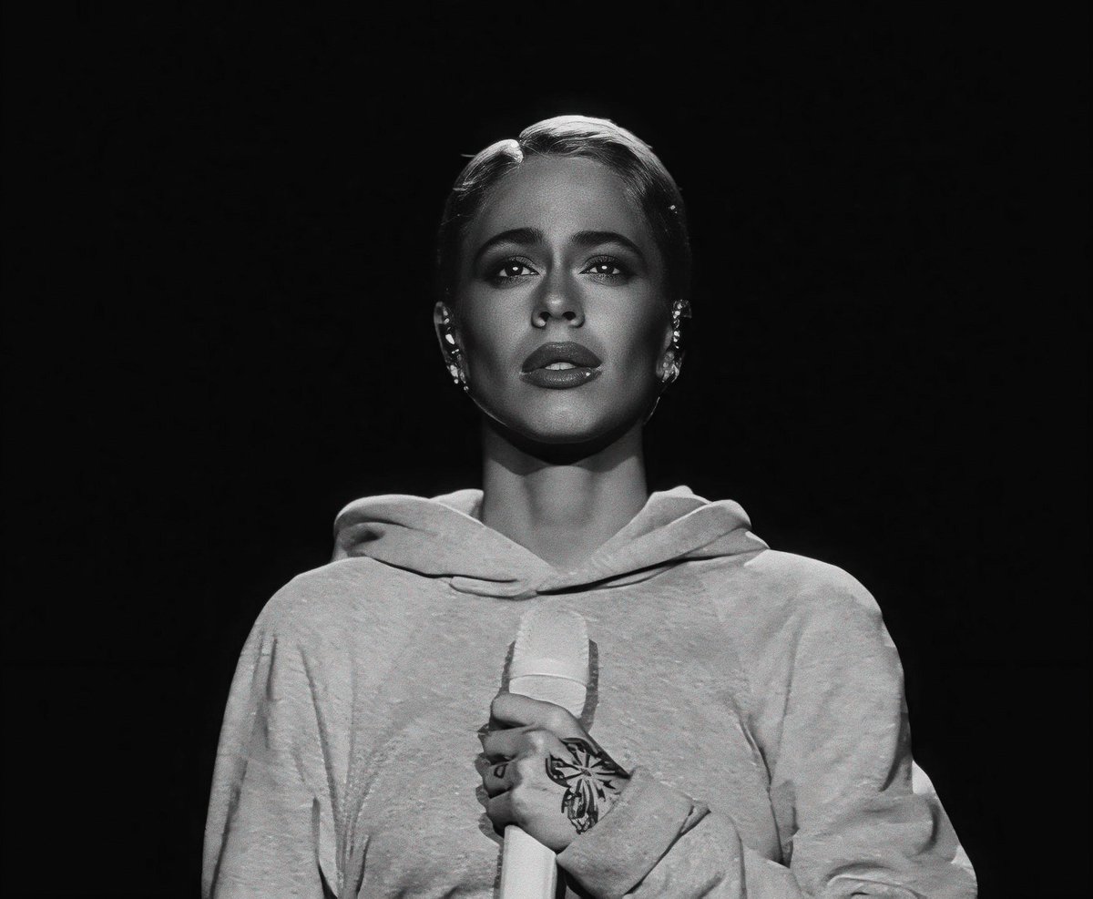 gracias por seguir de pié, tini.