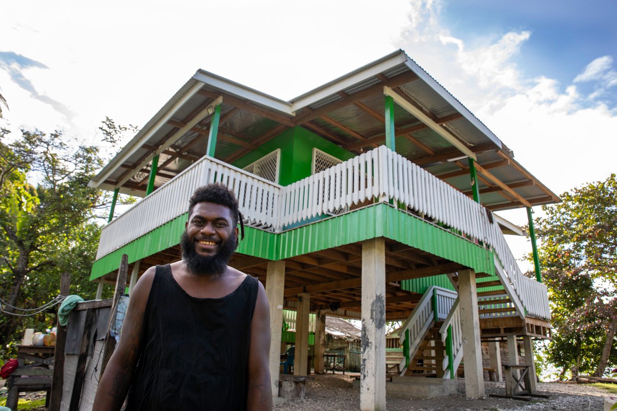 Australia's 🇦🇺 #PALMscheme is helping 1000s of workers from Solomon Islands🇸🇧. Simon has completed 3 seasons in Australia, working in agriculture for 6 months each time. Now he's back home he's been able to hire his own family to build a house. #SIAusPartnership 🇸🇧🇦🇺