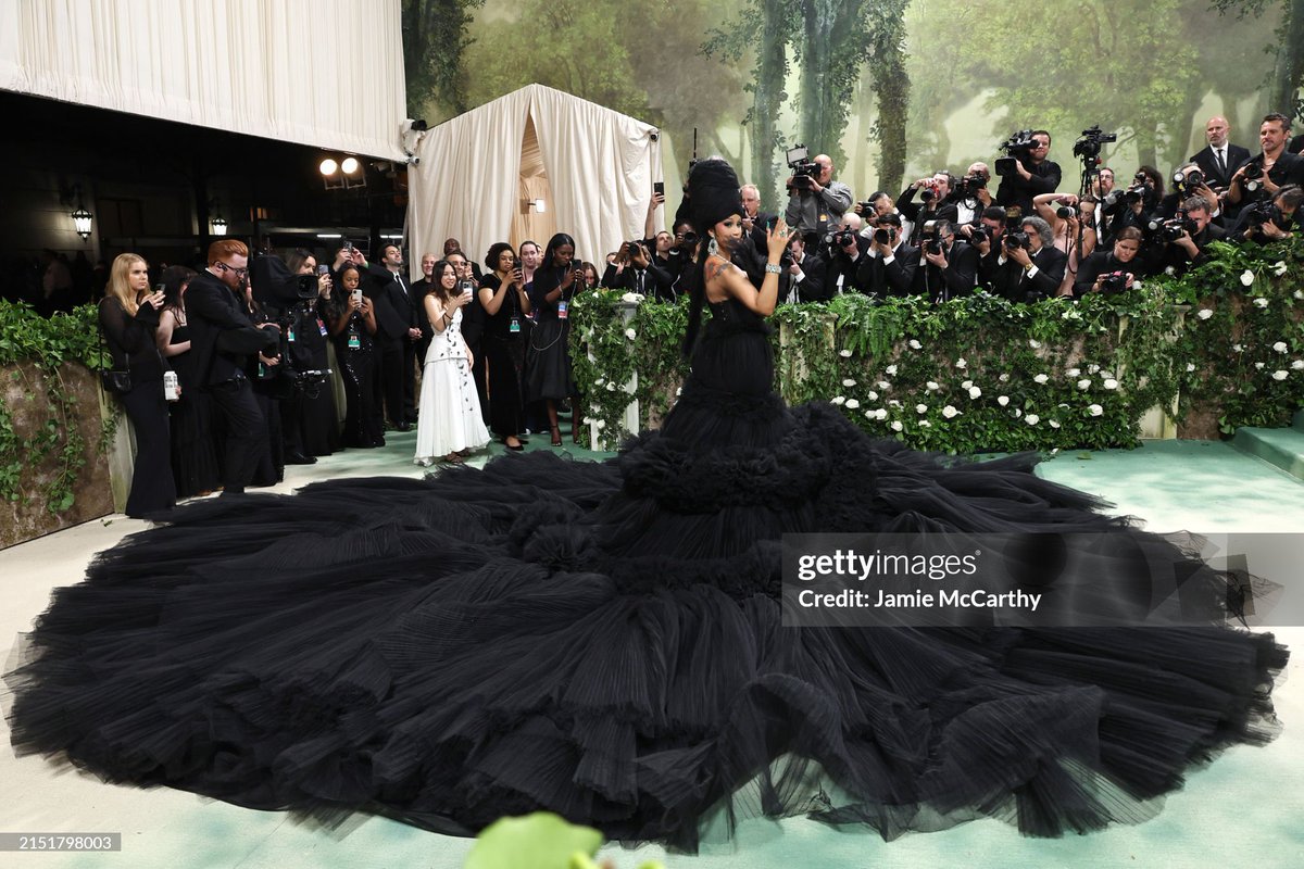 Steven9570's tweet photo. Cardi B always serving, She ate and left no crumbs! #MetGala https://t.co/DOzTxS9mND