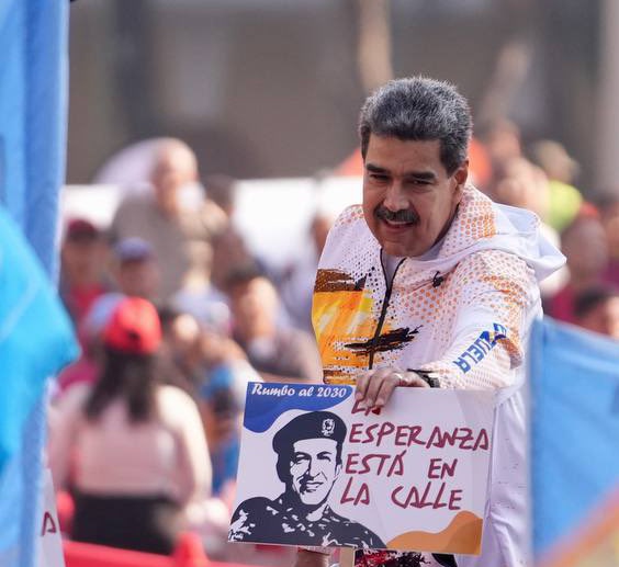 #ConMaduroMásEsperanza 'Aquí en VENEZUELA se prendieron las LUCES de la ESPERANZA y no vamos a permitir que se apaguen, por más imperios y más amenazas' #ConChávezYMaduroPaLaCalle