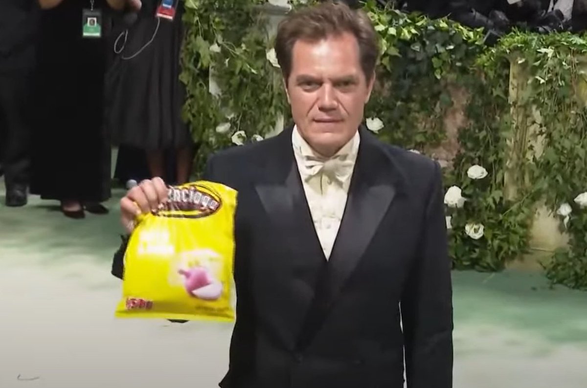 whys he holding a bag of unions and looks like he boutta murder my ass