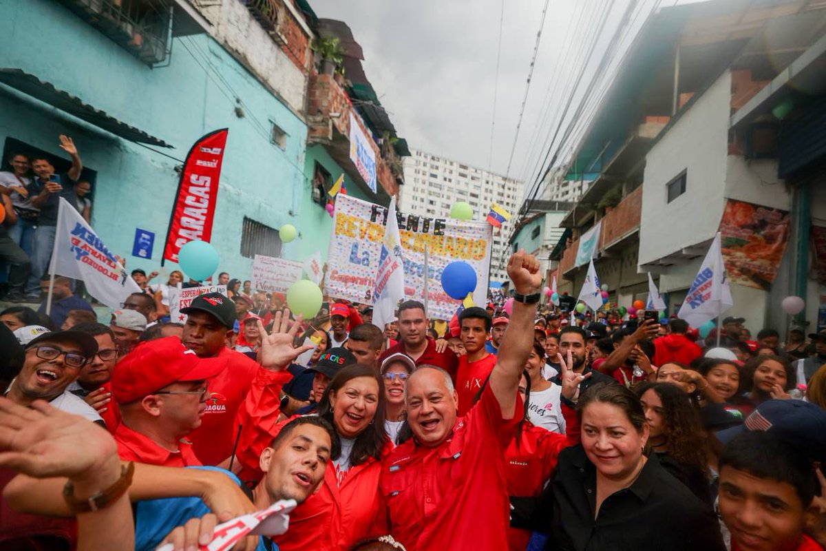 Lleno total en Conche, los habitantes de esta popular parroquia de Caracas acompañaron a nuestro Capitán @dcabellor con alegría en respaldo a @NicolasMaduro #ConChávezYMaduroPaLaCalle Continuamos Venciendo