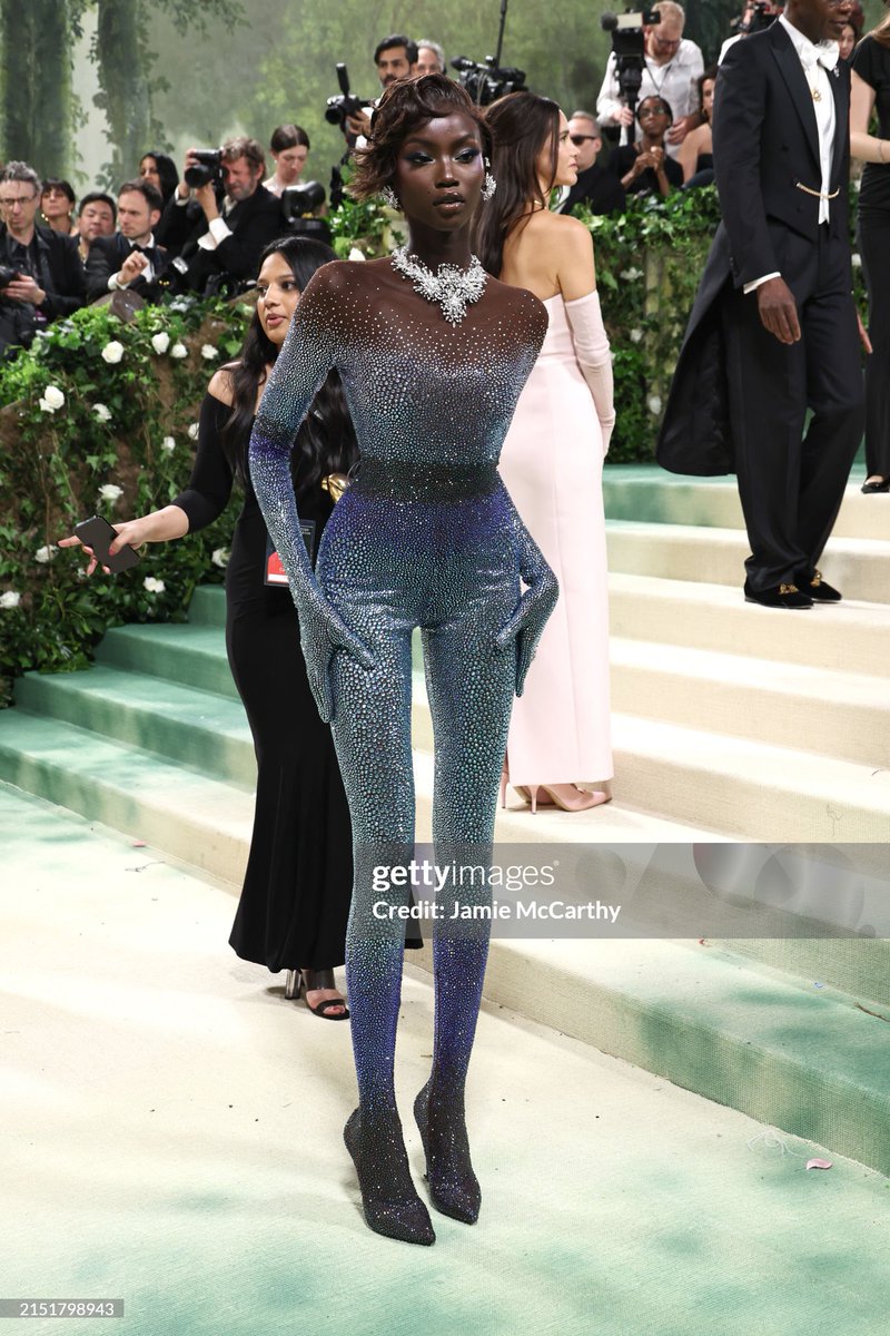 MY JAW IS ON THE FLOOR, SIMPLY STUNNING!!!!!!! #METGALA #ANOKYAI