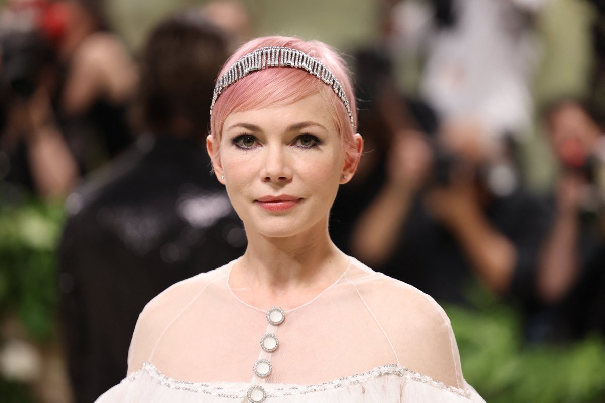 ¿Cuántos corazones para #MichelleWilliams y el bellísimo estilismo con el que llegó a la #MetGala? La cabellera rosa nunca se había visto más top 🔥